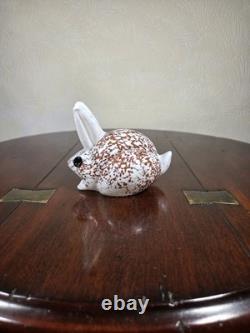 Figurine de lapin en verre artistique moucheté Glasform vintage signée John Ditchfield