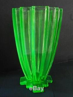 Grand Art Déco Vert Vaseline / Uranium Vase En Verre