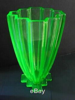 Grand Art Déco Vert Vaseline / Uranium Vase En Verre