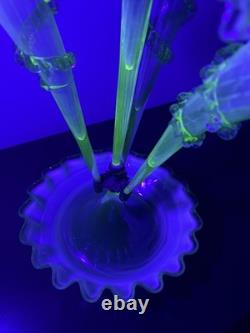 Grand Epergne en Verre de Vaseline Uranium Victorienne à 4 Trompettes Stourbridge c1890