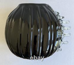 Grand grand vase en verre soufflé à la main, noir, de style studio, avec nageoires décoratives transparentes sur un côté