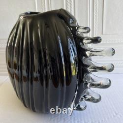 Grand grand vase en verre soufflé à la main, noir, de style studio, avec nageoires décoratives transparentes sur un côté