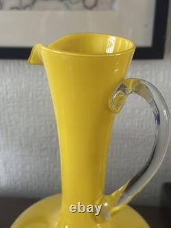 Grand pichet en verre art jaune de style Murano italien de 32 cm des années 50.