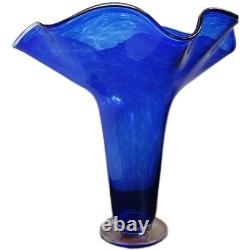 Grand vase d’art en verre bleu soufflé à la bouche, signé, de grand atelier