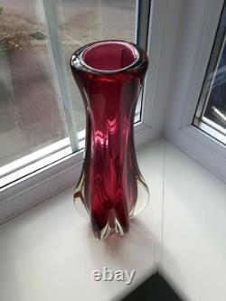 Grand vase en verre art rubis tchèque vintage de Chribska conçu par Josef Hospodka
