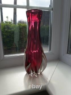 Grand vase en verre art rubis tchèque vintage de Chribska conçu par Josef Hospodka