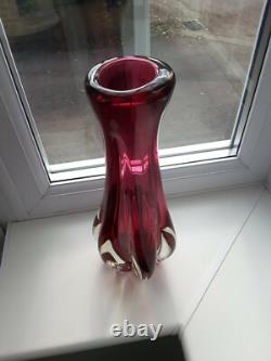 Grand vase en verre art rubis tchèque vintage de Chribska conçu par Josef Hospodka