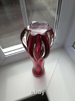 Grand vase en verre art rubis tchèque vintage de Chribska conçu par Josef Hospodka