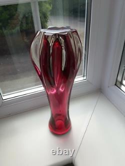 Grand vase en verre art rubis tchèque vintage de Chribska conçu par Josef Hospodka