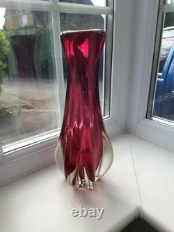 Grand vase en verre art rubis tchèque vintage de Chribska conçu par Josef Hospodka