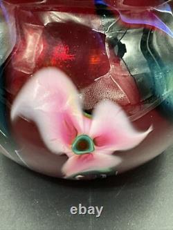 Grand vase en verre artistique multi-flore de Charles Lotton signé, irisé rouge et rose.