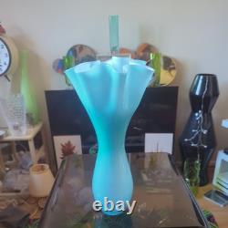 Grand vase en verre artistique turquoise vintage en forme de mouchoir MCM de 17 pouces, vase en éventail des années 1960