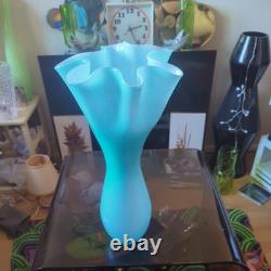 Grand vase en verre artistique turquoise vintage en forme de mouchoir MCM de 17 pouces, vase en éventail des années 1960