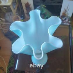 Grand vase en verre artistique turquoise vintage en forme de mouchoir MCM de 17 pouces, vase en éventail des années 1960