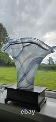 Grand vase en verre d’art Murano en forme de mouchoir. Centre de table italien du milieu du siècle en verre