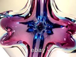 Grand vase sculptural en verre d'art Sommerso de style Murano, pièce maîtresse de 51 cm