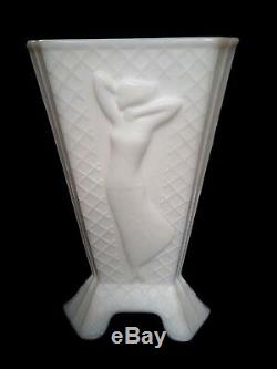 Htf Rare Art Déco Vintage Des Années 1930 Mckee Blanc Art En Verre De Lait Habillé Lady Vase