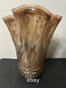 Impressionnant vase en mouchoir en verre iridescent polonais doré avec ruban filé