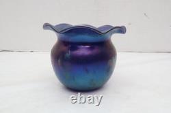 JOHN BARBER Studio Vase en verre d’art suspendu à cœurs irisés bleu cobalt à bord ondulé