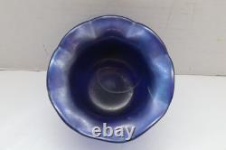 JOHN BARBER Studio Vase en verre d’art suspendu à cœurs irisés bleu cobalt à bord ondulé