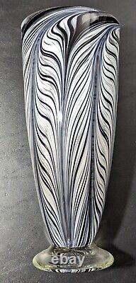 James Moody a signé et daté 2013 Art Vase en verre noir, violet et blanc de 11 pouces