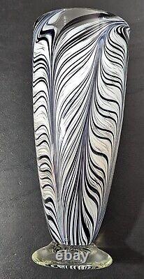 James Moody a signé et daté 2013 Art Vase en verre noir, violet et blanc de 11 pouces