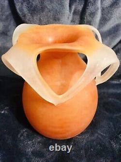 Joli vase en verre d'art satiné moucheté de l'époque Kralik en Bohême Tchèque 6.5