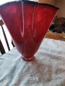La beauté vintage du vase en verre soufflé à la main de la forge en verre d'art à huit flûtes, marbré en rouge.