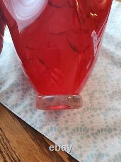 La beauté vintage du vase en verre soufflé à la main de la forge en verre d'art à huit flûtes, marbré en rouge.