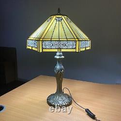 Lampe de table Tiffany de 16 pouces en jaune antique, abat-jour de style hexagonal en vitrail au Royaume-Uni.