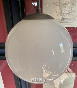 Lumières de globe en verre opaline très grandes de 30 cm de style vintage Monks Cap Gallery 5 disponibles