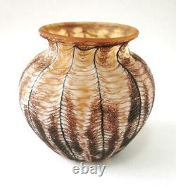 Magnifique Vintage Circa 1980 Dave Barras Okra Snakeskin Studio Art Vase En Verre