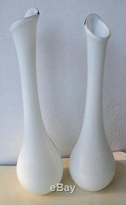 Paire De Grands Vases En Verre Blanc Art Vintage À Rayures Noires 18 (46 Cm) De Hauteur