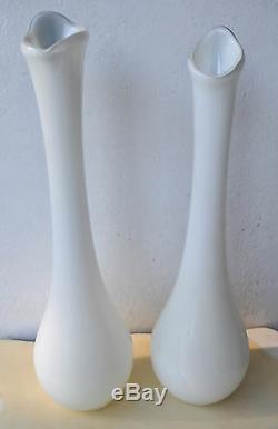 Paire De Grands Vases En Verre Blanc Art Vintage À Rayures Noires 18 (46 Cm) De Hauteur