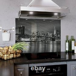 Panneau de cuisinière en carreaux de cuisine en verre, taille quelconque, vue urbaine en noir et blanc.
