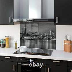 Panneau de cuisinière en carreaux de cuisine en verre, taille quelconque, vue urbaine en noir et blanc.