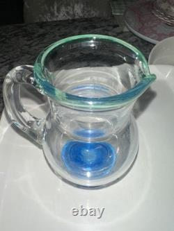 Pichet en verre d’art soufflé à la bouche en atelier par l’artiste verrier britannique Helen Millard en 1996