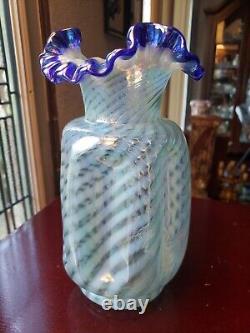 Pince VASE en verre signé FENTON bleu cobalt avec spirale opalescente irisée