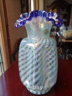 Pince VASE en verre signé FENTON bleu cobalt avec spirale opalescente irisée