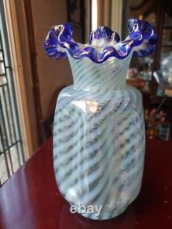 Pince VASE en verre signé FENTON bleu cobalt avec spirale opalescente irisée