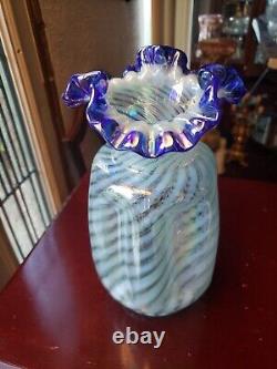 Pince VASE en verre signé FENTON bleu cobalt avec spirale opalescente irisée