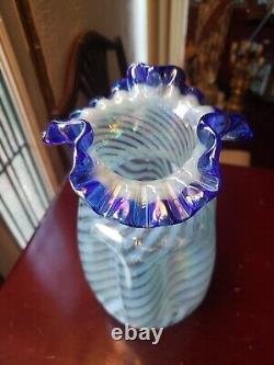 Pince VASE en verre signé FENTON bleu cobalt avec spirale opalescente irisée