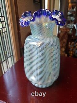 Pince VASE en verre signé FENTON bleu cobalt avec spirale opalescente irisée