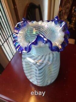 Pince VASE en verre signé FENTON bleu cobalt avec spirale opalescente irisée