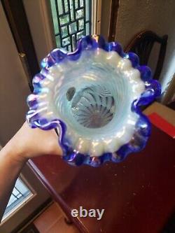 Pince VASE en verre signé FENTON bleu cobalt avec spirale opalescente irisée