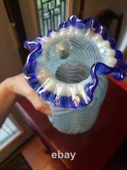 Pince VASE en verre signé FENTON bleu cobalt avec spirale opalescente irisée