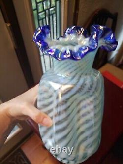 Pince VASE en verre signé FENTON bleu cobalt avec spirale opalescente irisée