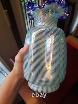 Pince VASE en verre signé FENTON bleu cobalt avec spirale opalescente irisée