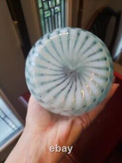 Pince VASE en verre signé FENTON bleu cobalt avec spirale opalescente irisée