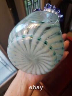 Pince VASE en verre signé FENTON bleu cobalt avec spirale opalescente irisée